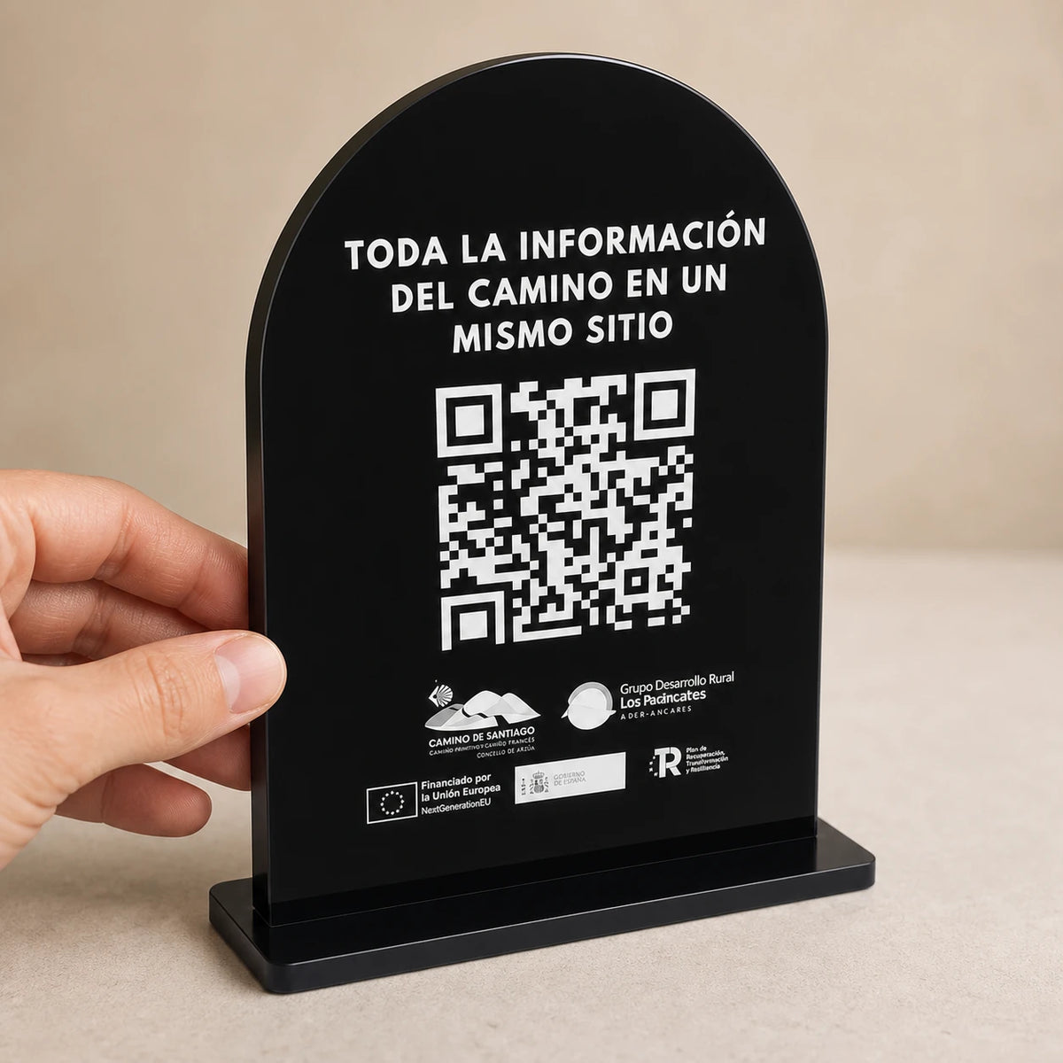 Detalle y tamaño del soporte QR personalizado de metacrilato negro