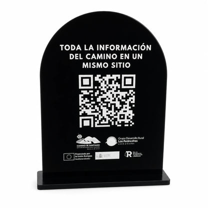 Expositor QR personalizado de sobremesa en metacrilato blanco