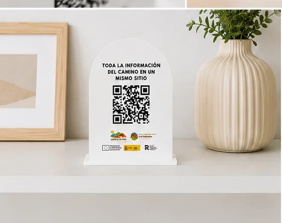 Expositor QR personalizado de sobremesa en metacrilato negro