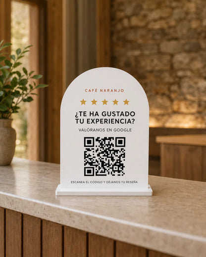Expositor QR de metacrilato negro personalizado sobre mostrador de madera
