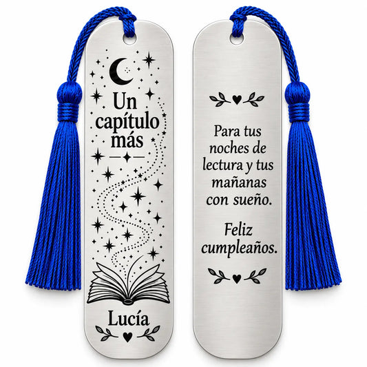 Marcapáginas Un capítulo más, anverso y reverso personalizados; simulación de grabado
