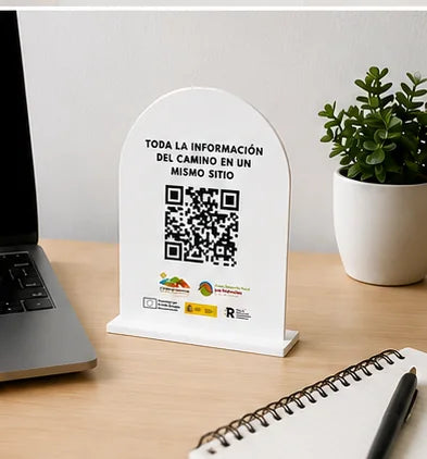 Detalle del grosor y acabado del expositor QR de metacrilato