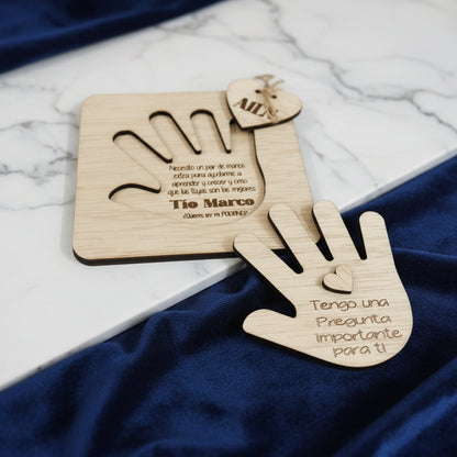Regalo personalizado para pedir padrino o madrina en madera con forma de mano